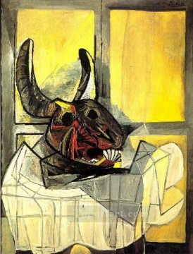 cattle bull cow Painting - Bull's head on a table 1942 Pablo Picasso